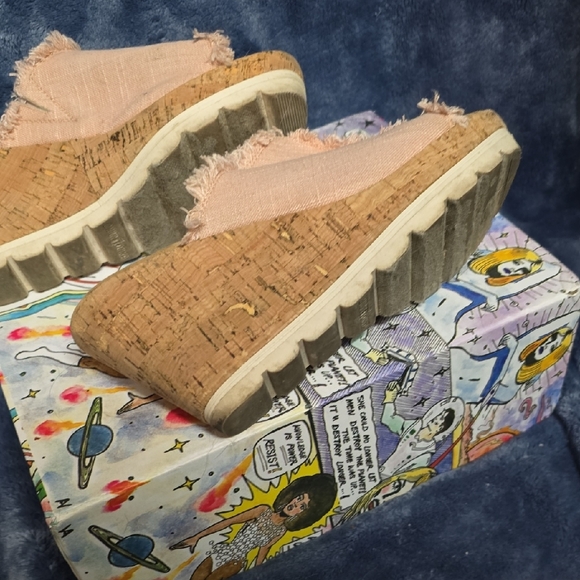 Minnetonka Women's Pink Frayed Mules - Picture 5 of 5